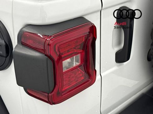 Used 2025 Jeep Wrangler Unlimited Rubicon image 12