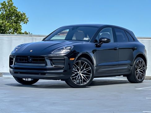 Certified 2023 Porsche Macan AWD/4WD image 1