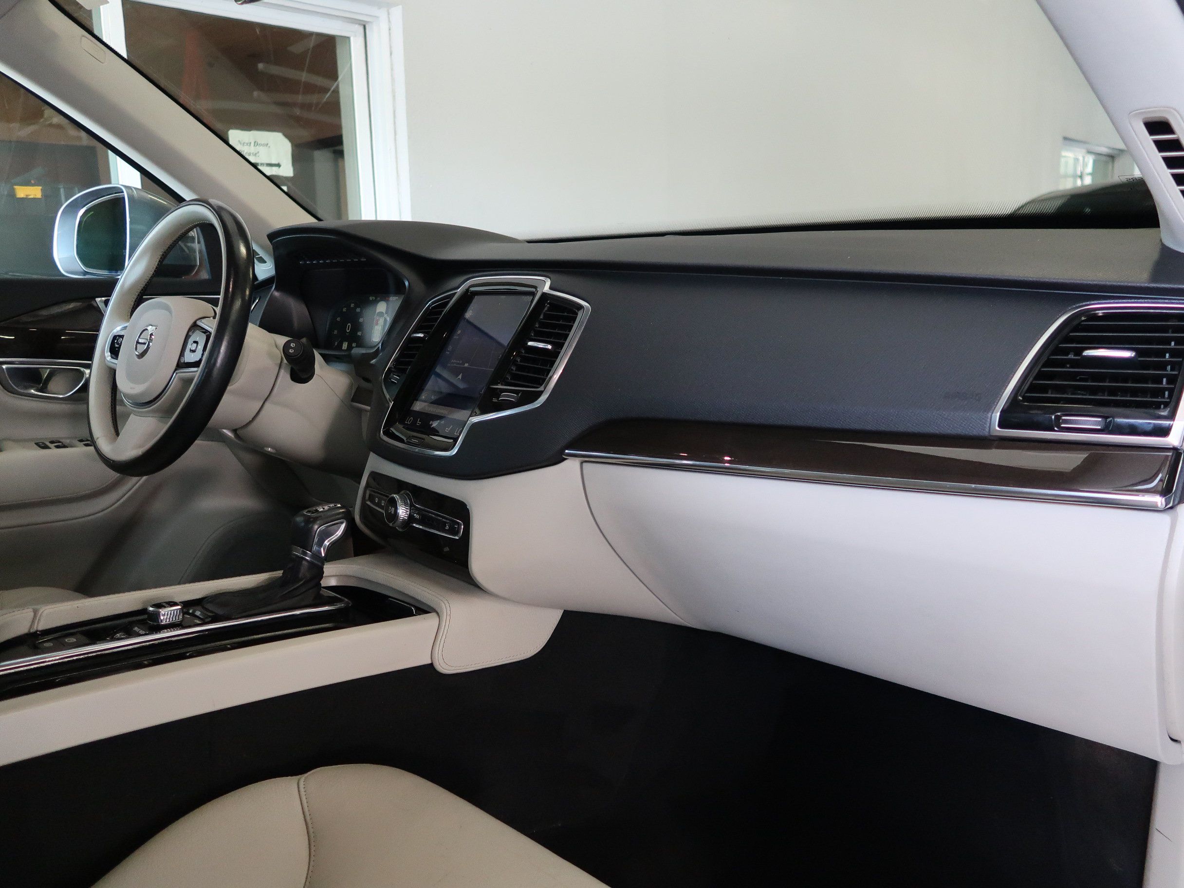 Used 2017 Volvo XC90 T6 Momentum w/ Vision Package AWD/4WD image 29