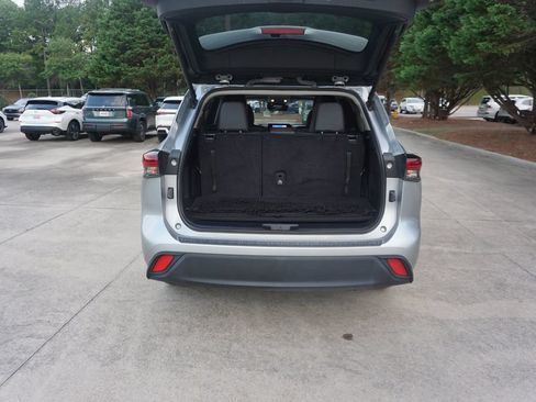 Used 2024 Toyota Highlander XLE FWD image 19