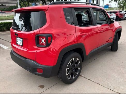Used 2023 Jeep Renegade Latitude AWD/4WD image 6