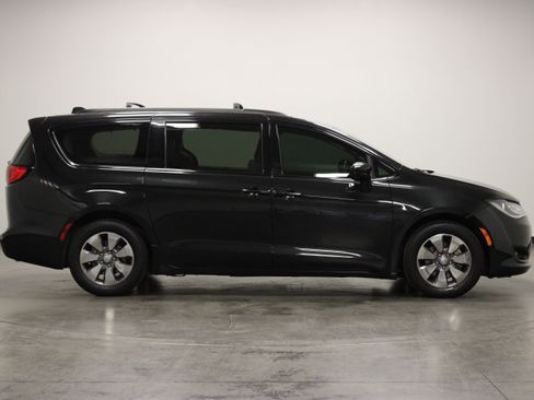 Used 2018 Chrysler Pacifica Touring-L FWD image 9
