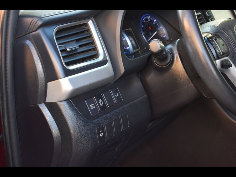 Used 2019 Toyota Highlander XLE FWD image 14