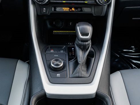 Used 2021 Toyota RAV4 XLE Premium image 14