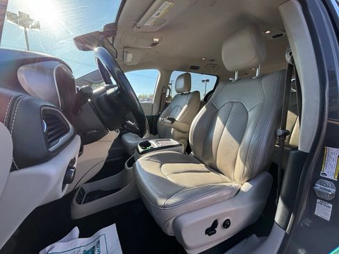 Used 2021 Chrysler Pacifica Touring-L FWD image 7