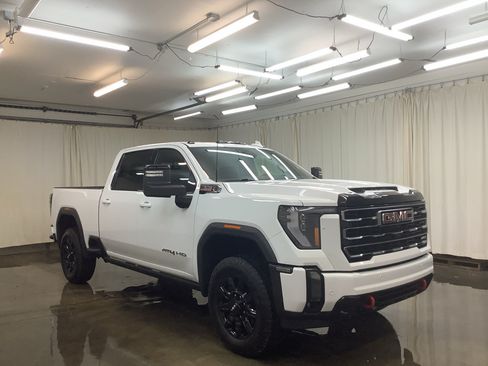 Used 2024 GMC Sierra 2500 AT4 w/ Technology Package AWD/4WD image 3