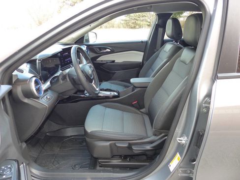 Used 2025 Chevrolet Trax LT w/ Driver Confidence Package image 22