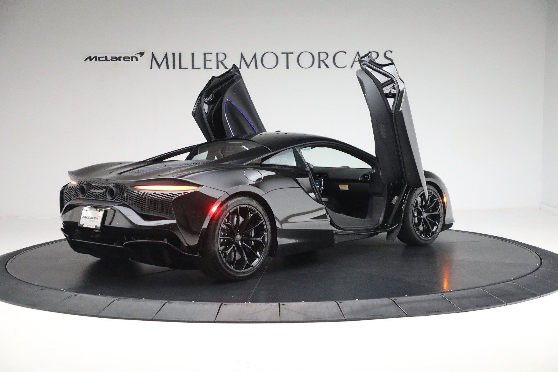 Used 2025 McLaren Artura RWD image 16