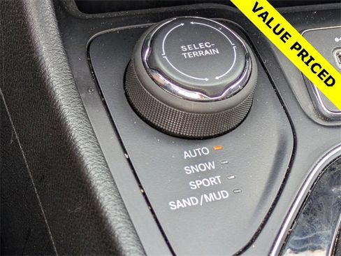 Used 2023 Jeep Cherokee Altitude Lux image 27
