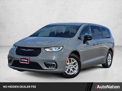 Used 2025 Chrysler Pacifica Select