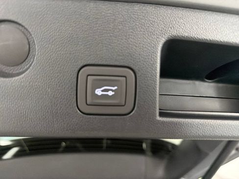 Used 2025 Chevrolet Equinox LT w/ Convenience Package II FWD image 9