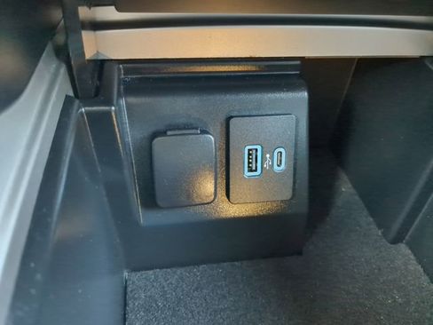 Used 2021 Ford Explorer XLT w/ Equipment Group 202A AWD/4WD image 23
