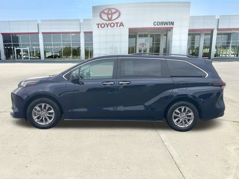 Used 2025 Toyota Sienna XLE FWD image 2