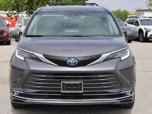 Used 2024 Toyota Sienna Limited AWD/4WD image 2