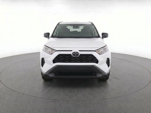 Used 2019 Toyota RAV4 LE FWD image 5