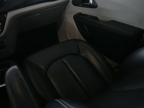 Used 2023 Chrysler Pacifica Touring-L image 28