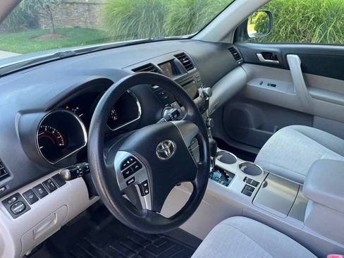 Used 2012 Toyota Highlander FWD w/ Tech Pkg image 23