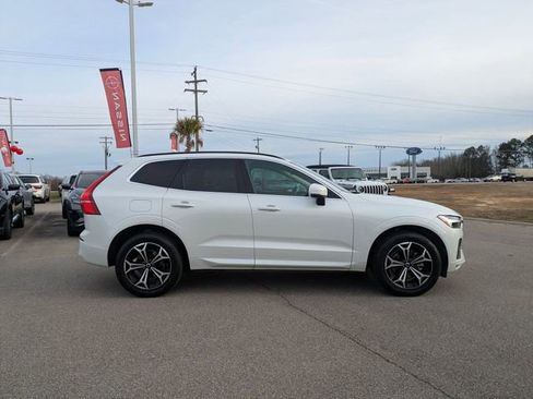 Used 2022 Volvo XC60 B5 Momentum image 2