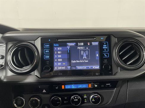 Used 2017 Toyota Tacoma TRD Off-Road w/ Premium & Technology Package AWD/4WD image 17