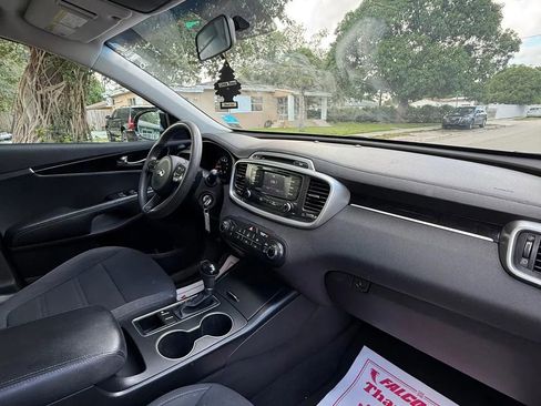 Used 2017 Kia Sorento LX image 17