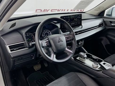 Used 2025 Mitsubishi Outlander SE image 37