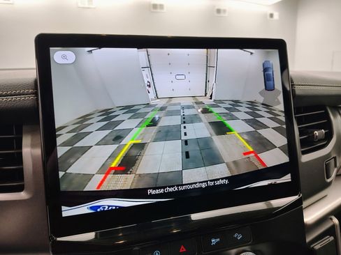 Used 2024 Ford Expedition Max XLT image 3