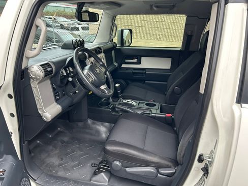 Used 2014 Toyota FJ Cruiser 4WD w/ Upgrade Package image 9