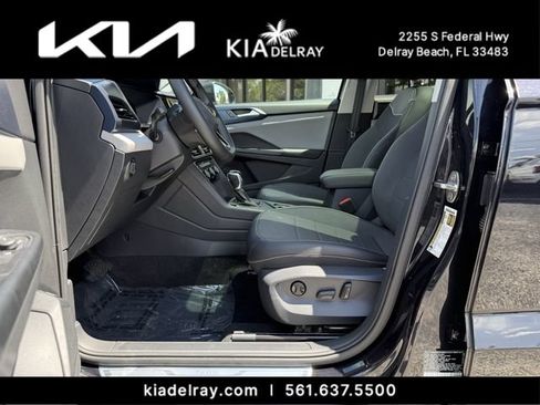 Used 2023 Volkswagen Taos SE w/ Panoramic Sunroof Package FWD image 17