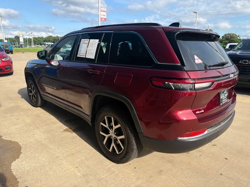 Used 2024 Jeep Grand Cherokee Limited AWD/4WD image 3