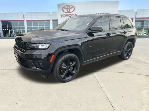 Used 2025 Jeep Grand Cherokee Altitude AWD/4WD image 7