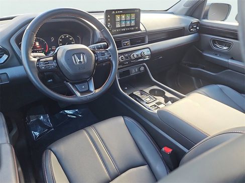 Certified 2025 Honda Pilot TrailSport image 11