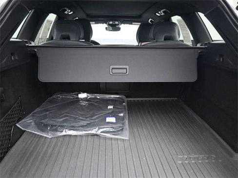 Used 2022 Volvo XC60 B6 R-Design w/ Advanced Package image 31