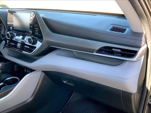 Used 2021 Toyota Highlander LE image 16