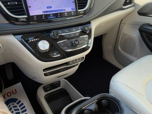 Used 2021 Chrysler Pacifica Touring-L w/ Uconnect Theater Family Group FWD image 24