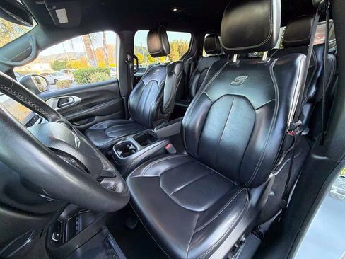 Used 2023 Chrysler Pacifica Touring-L w/ Uconnect Theater Family Group FWD image 16