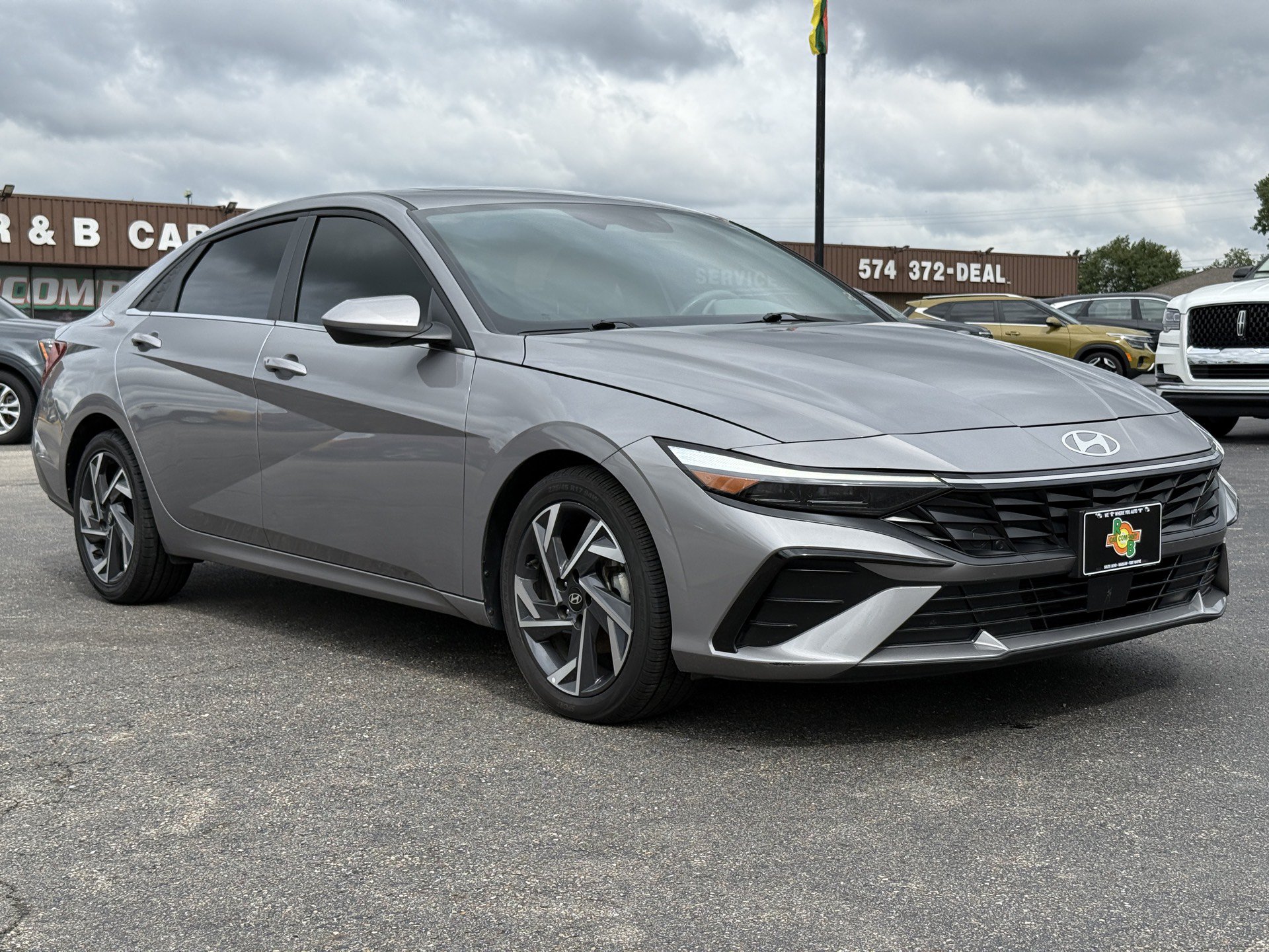 Used 2025 Hyundai Elantra SEL FWD image 2