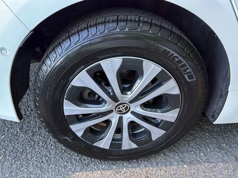 Used 2020 Toyota Prius XLE AWD/4WD image 11
