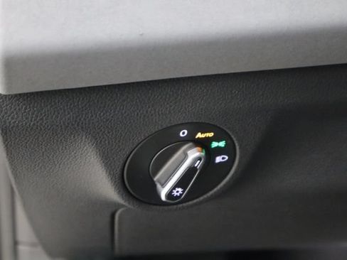 Used 2025 Volkswagen Jetta SE FWD image 22