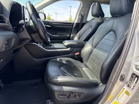 Used 2021 Toyota Highlander XLE AWD/4WD image 19