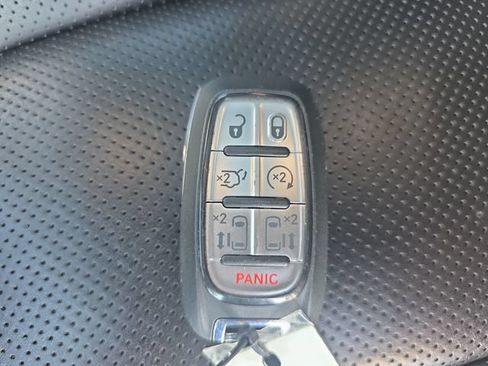 Used 2025 Chrysler Pacifica Limited FWD image 37