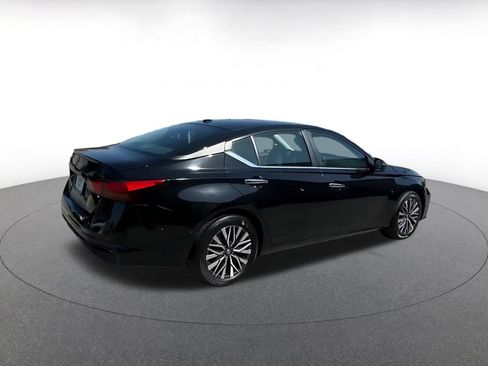 Used 2025 Nissan Altima 2.5 SV FWD image 13
