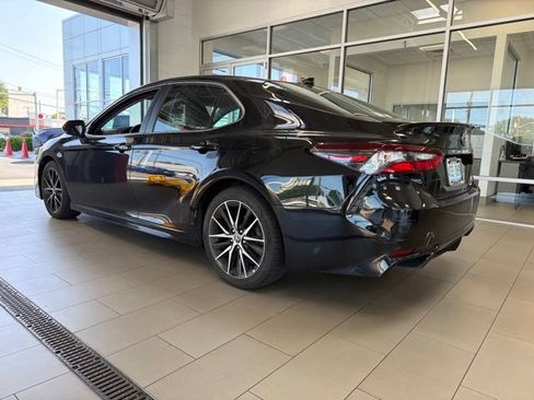 Used 2022 Toyota Camry SE w/ Carpet Mat Package (TMS) AWD/4WD image 2