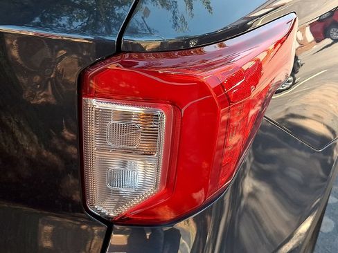 Used 2024 Ford Explorer XLT AWD/4WD image 9