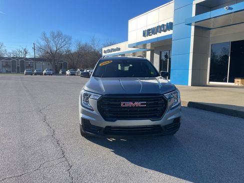 Used 2024 GMC Terrain SLE w/ Elevation Edition image 2