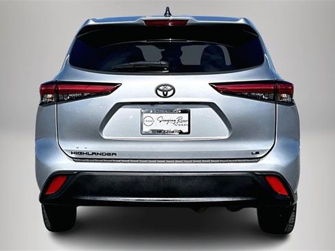 Used 2022 Toyota Highlander LE image 6