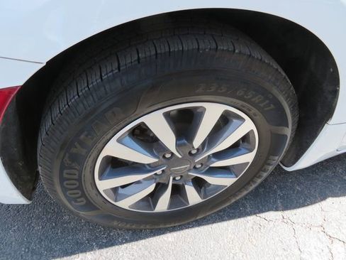 Used 2021 Chrysler Pacifica Touring-L w/ Uconnect Theater Family Group FWD image 11
