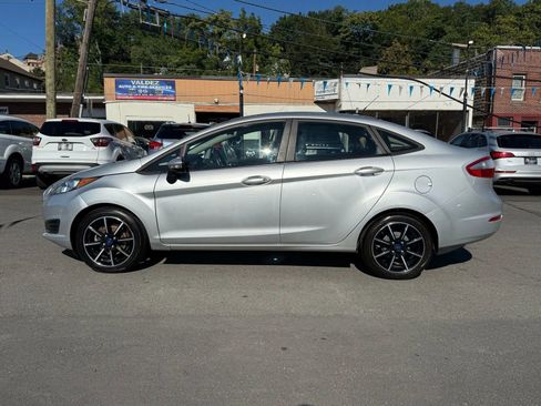 Used 2015 Ford Fiesta SE image 4