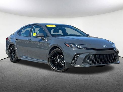Used 2025 Toyota Camry SE FWD image 2