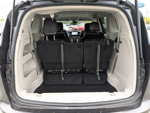Used 2023 Chrysler Pacifica Touring-L FWD image 20