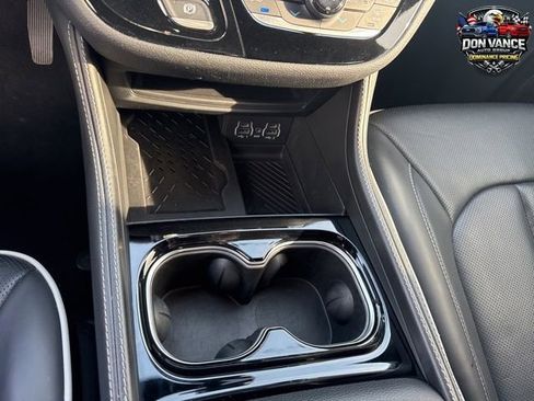 Used 2025 Chrysler Pacifica Limited FWD image 17